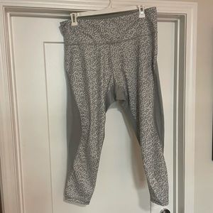 Old Navy Active Leggings. Grey leopard print.